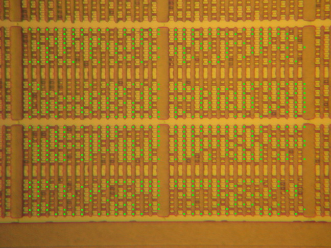 A takhle pod mikroskopem po provedení krystalografického leptání (crystallographic etching) „vypadají“ bity v paměti ROM jednočipového mikropočítače NEC 78K058